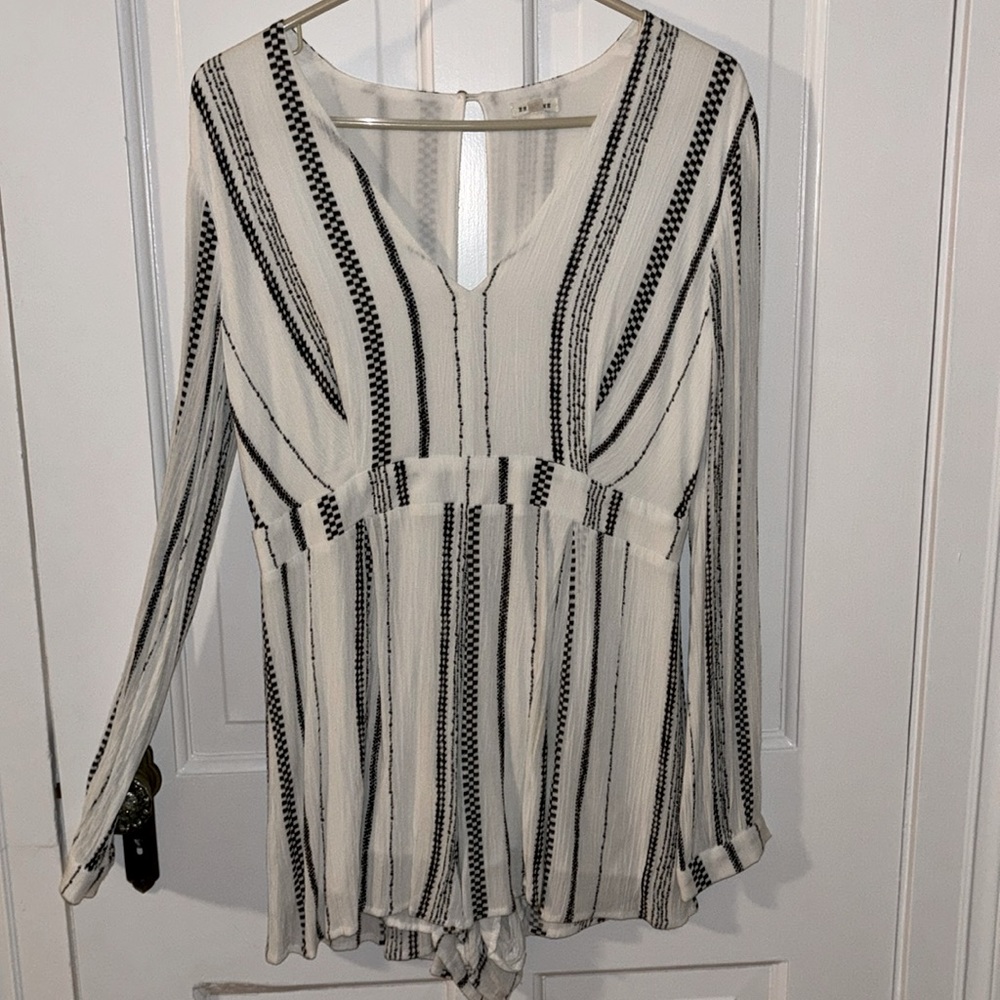 En Crème long sleeve black & white romper. Size medium.